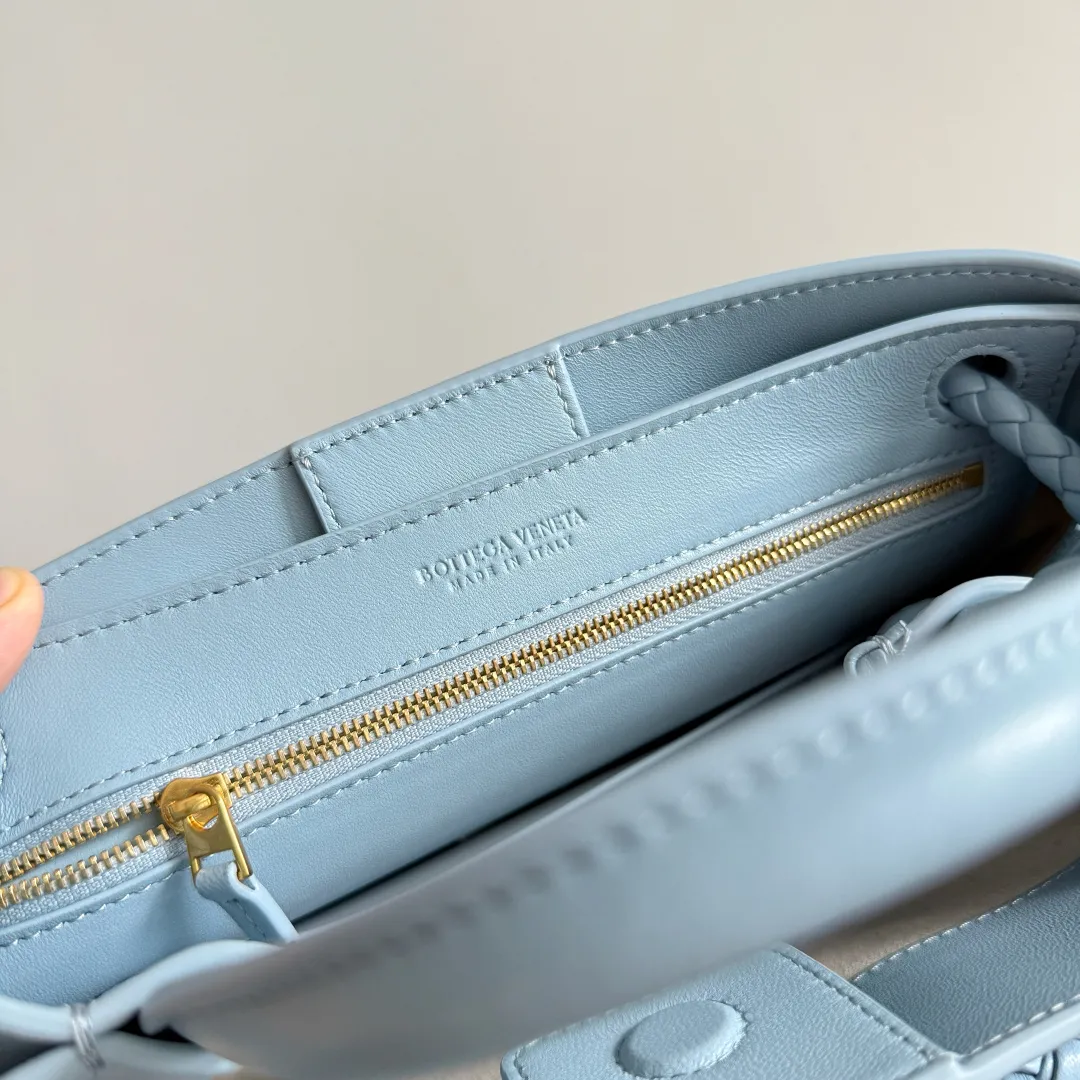 Batch 1960 Bottega Veneta's new SmallAndiamo | 🌞The best solution for summer relaxation! 🌾 Straw + leather splicing, natural materials collide with exquisite craftsmanship, and it has a sense of relaxation during the southern French holiday. It is suitable for daily commuting and weekend vacations. It is very stylish when you carry it with you. 💼 The practical capacity is amazing. It can easily store mobile phones, card holders, and powder compacts. The top opening and closing design makes it easy to access items and protects privacy. The whole is not redundant or cramped. It is a concrete interpretation of "less is more"! Unique woven texture + iconic gold buckle, low-key and high-end recognition, take it to the streets and turn heads when you put it on your back, as if you have brought lazy fashion into your life. BV’s new season aesthetics, fashionable and refined, come and take away this sense of relaxation~SmallAndiamo will become a high-end symbol in your style wardrobe that will never fade! Style number: 827478 (743568) Size: 25*20*10cm